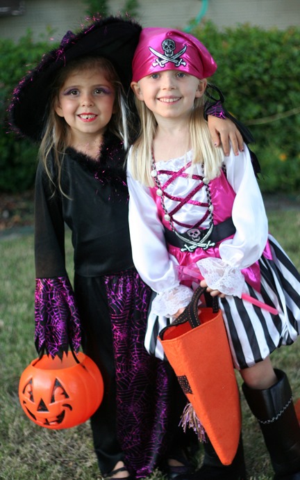 Chloe and Noelle pirate